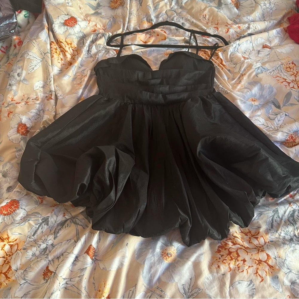Short black cupcake dress
 Windsor
True to size 
Polyester material 
Size: M